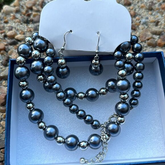 NIB Metallic Shell Pearl Necklace & Earring Set - Picture 2 of 3